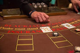 Pilihan permainan PG Soft populer seperti Sweet Bonanza dan Mahjong Ways di rafi777